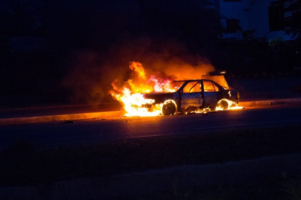 Φωτιά σε τρία σταθμευμένα αυτοκίνητα στη Θεσσαλονίκη (βίντεο)