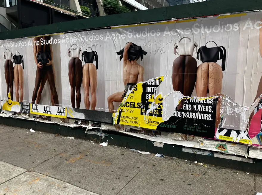 ΗΠΑ: Τσάντες και… γυμνά οπίσθια σε μια διαφήμιση που διχάζει τους Νεοϋορκέζους (φωτο)