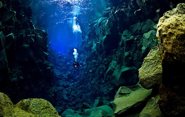 Silfra: Κολυμπώντας ανάμεσα σε δύο ηπείρους – Εντυπωσιακές εικόνες!