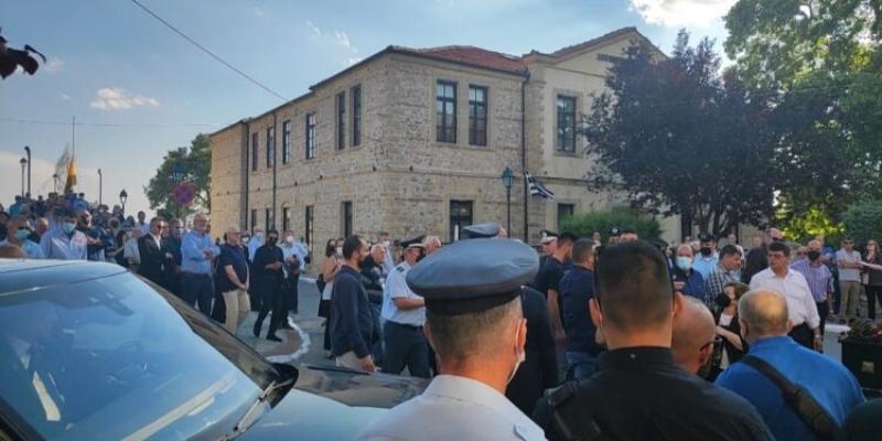 Κοζάνη: Νεαρός αποδοκίμασε τον Κ.Μητσοτάκη στη Σιάτιστα – Τον απομάκρυναν τρεις αστυνομικοί (βίντεο)