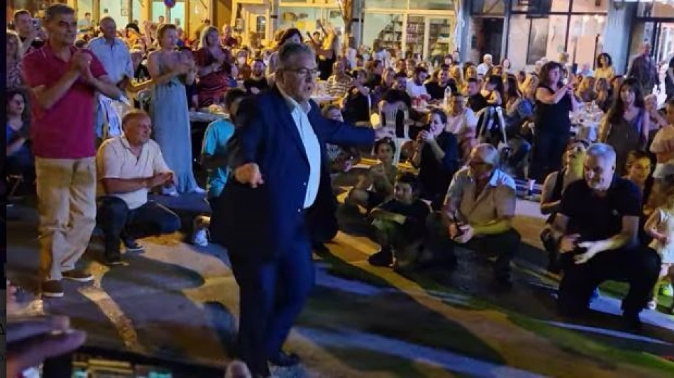 Δημήτρης Κουτσούμπας: Ο γραμματέας του ΚΚΕ χόρεψε στη Μακρακώμη το βαρύ ζεϊμπέκικο «Της γερακίνας γιος»