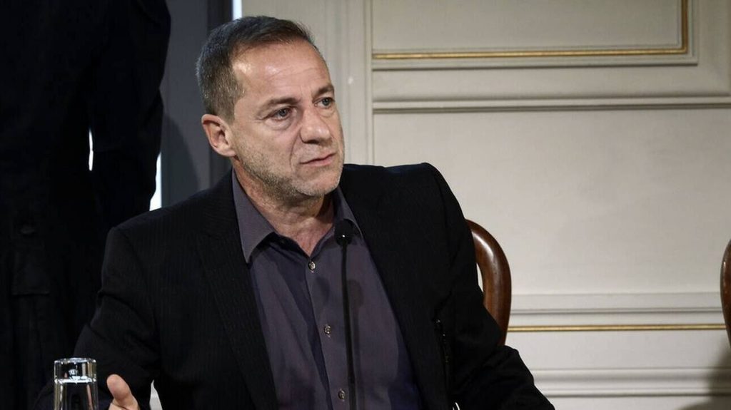 Σήκωσαν πανό για τον βιαστή Δημήτρη Λιγνάδη και στη συναυλία του Θανάση Παπακωνσταντίνου (φώτο-βίντεο)