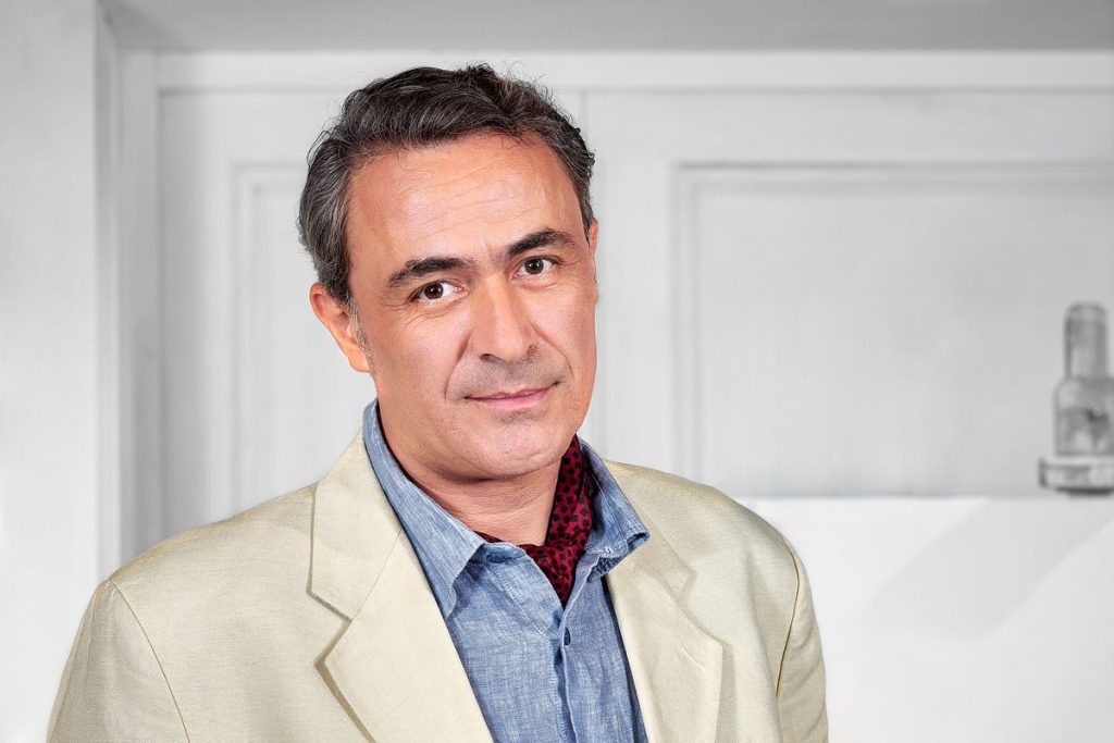 Θ.Κουρλαμπάς για βιαστή Δ.Λιγνάδη: «Προσπαθώ να καταλάβω πώς βγήκε έξω ενώ καταδικάστηκε»