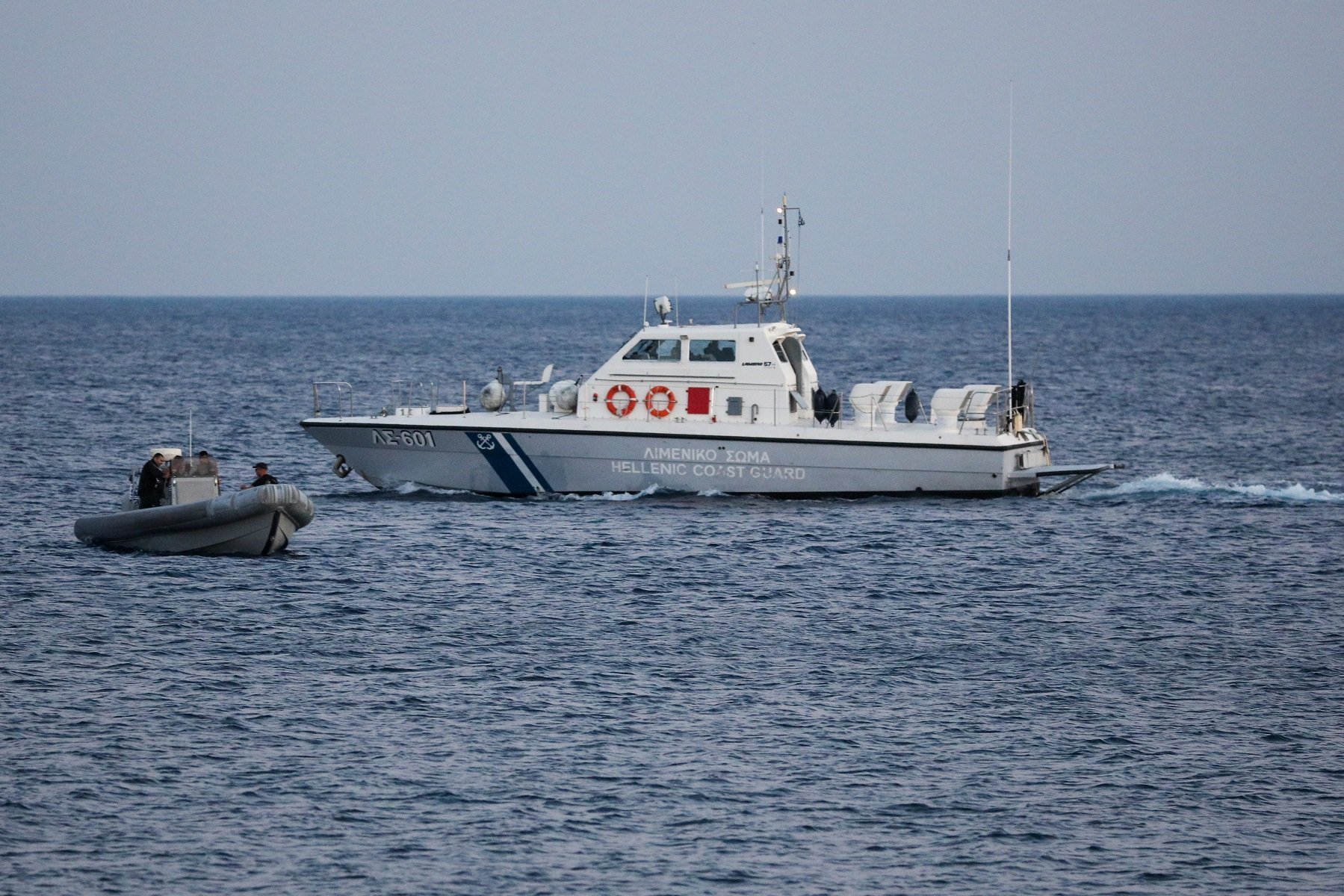 Διάσωση φουσκωτού σκάφους με 4 επιβαίνοντες στη Σύρο – Παρασύρθηκε από τους ανέμους