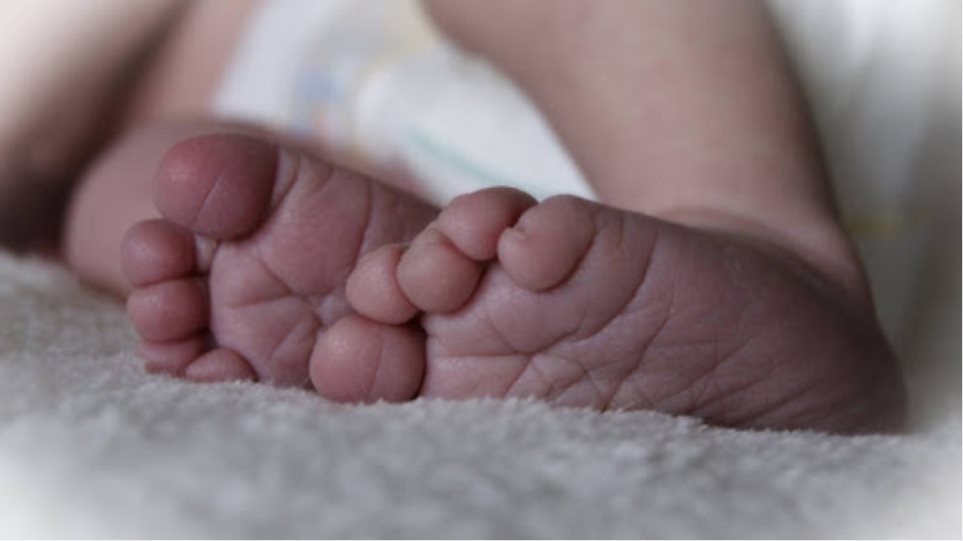 Δεν κρατιόταν το μωρό: Απρόσμενη γέννηση αγοριού στη Λάρισα μέσα σε αυτοκίνητο