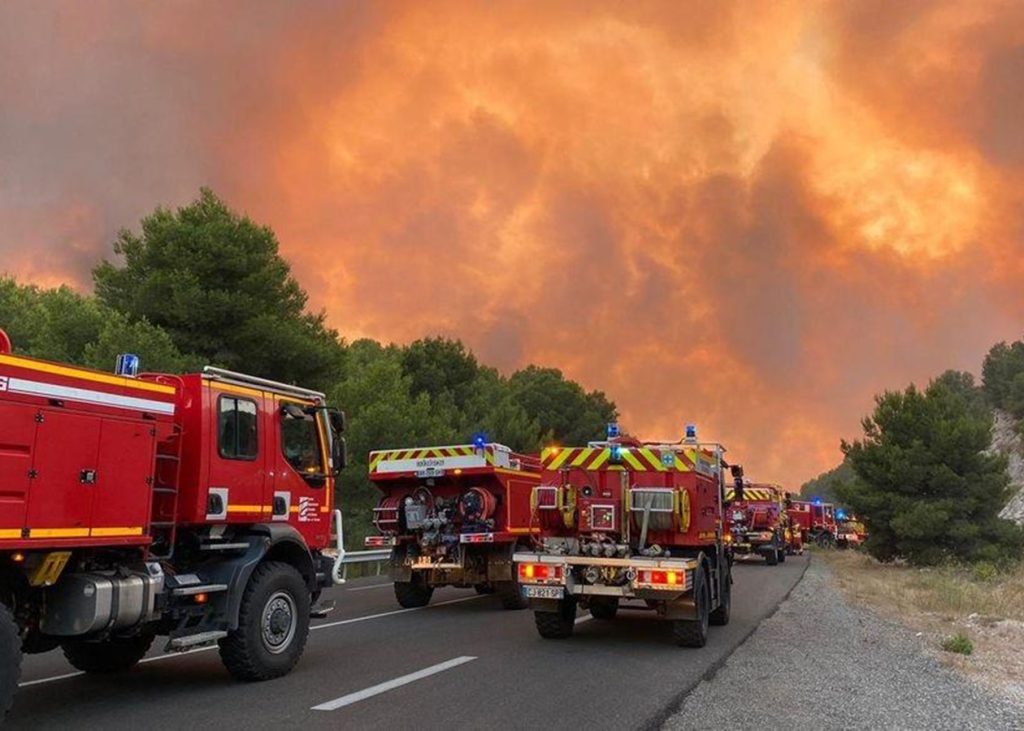 Πύρινος εφιάλτης στη Γαλλία: Προειδοποιήσεις για «καύσωνα-αποκάλυψη»