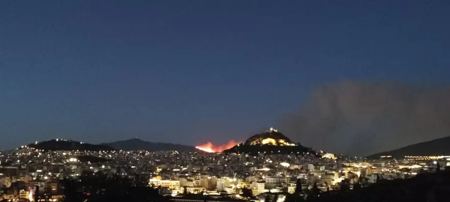 Πύρινος εφιάλτης: Η Πεντέλη στις φλόγες πίσω από Ακρόπολη και Λυκαβηττό