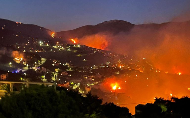 Φωτιά στην Πεντέλη: 420 πυροσβέστες με 85 οχήματα έχουν ριχτεί στη μάχη με τα πύρινα μέτωπα