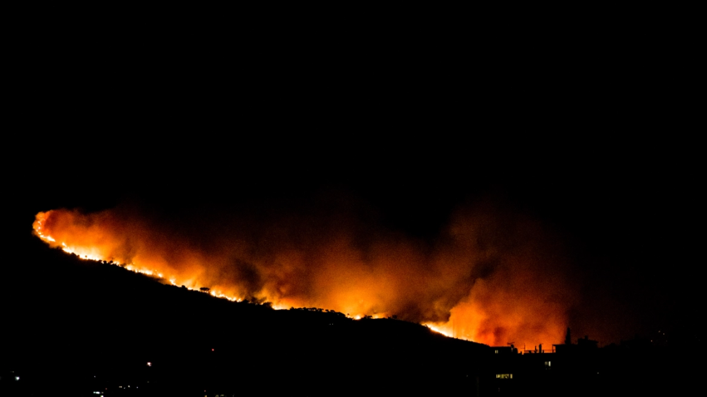 Στο σκοτάδι το Ντράφι με διακοπές ρεύματος λόγω της μεγάλης φωτιάς