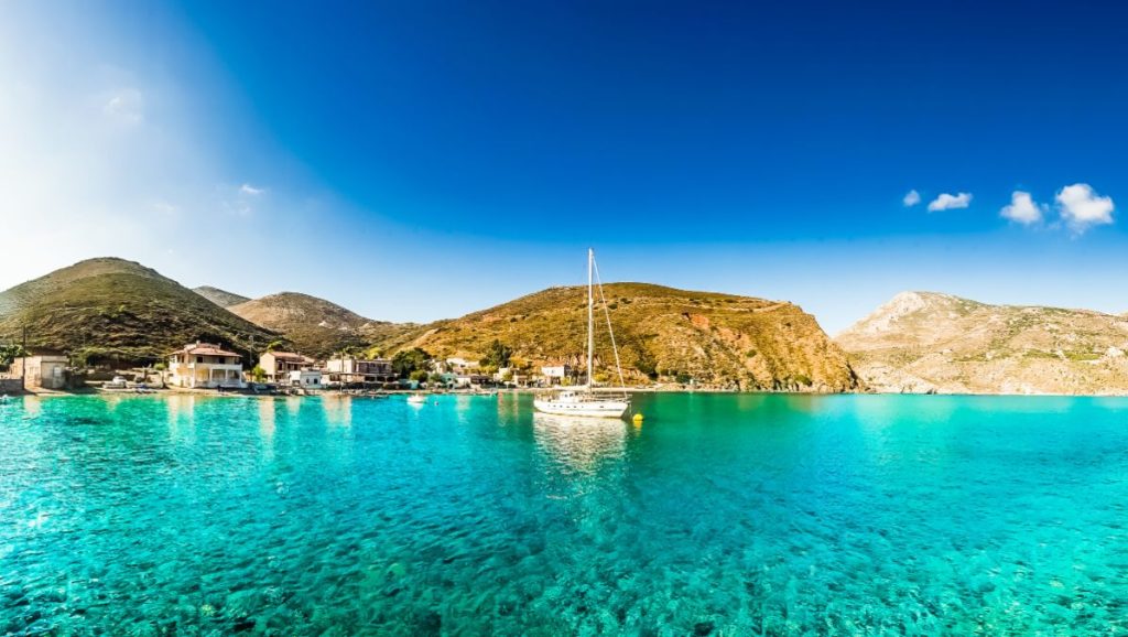 Ιδανικά για καλοκαιρινές διακοπές: Πέντε όμορφα παραθαλάσσια χωριά που μπορείτε να πάτε με το αυτοκίνητο