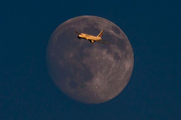 Aεροπλάνα… φλερτάρουν με το φεγγάρι και δημιουργούν «μαγικές» εικόνες!