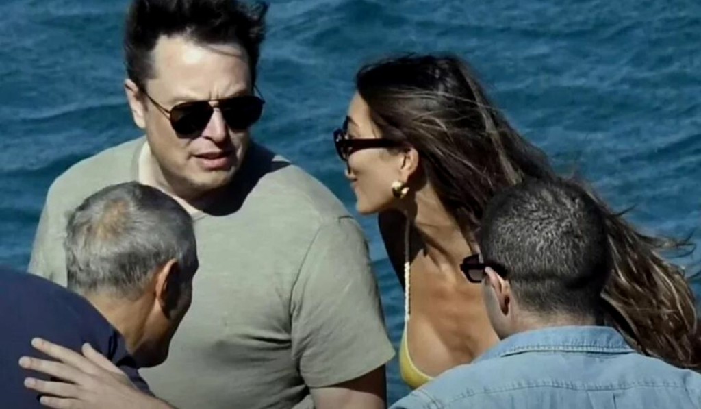 Μύκονος: Ο Έλον Μασκ πίνει ανέμελα το ποτό του μακριά από έγνοιες και σκοτούρες (φωτό)