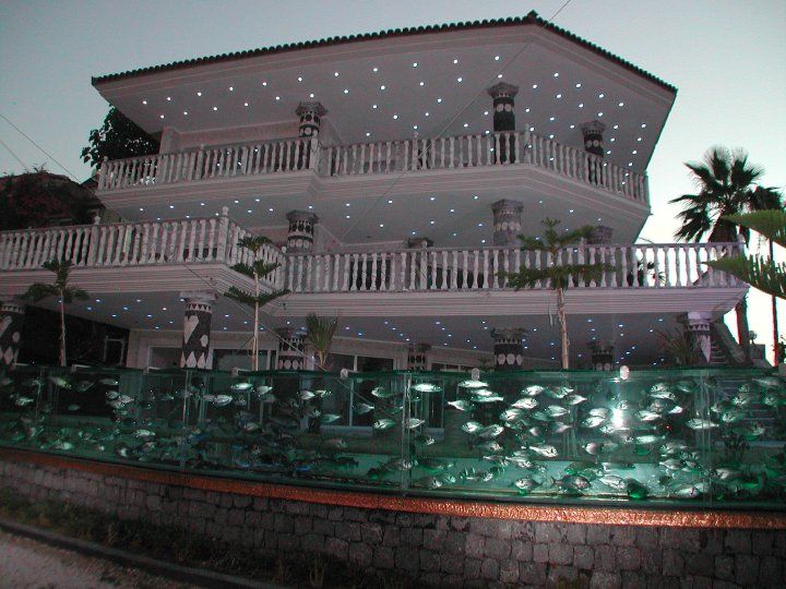 Αντικατέστησε το φράχτη με… ενυδρείο και το αποτέλεσμα είναι εντυπωσιακό! (φωτο)