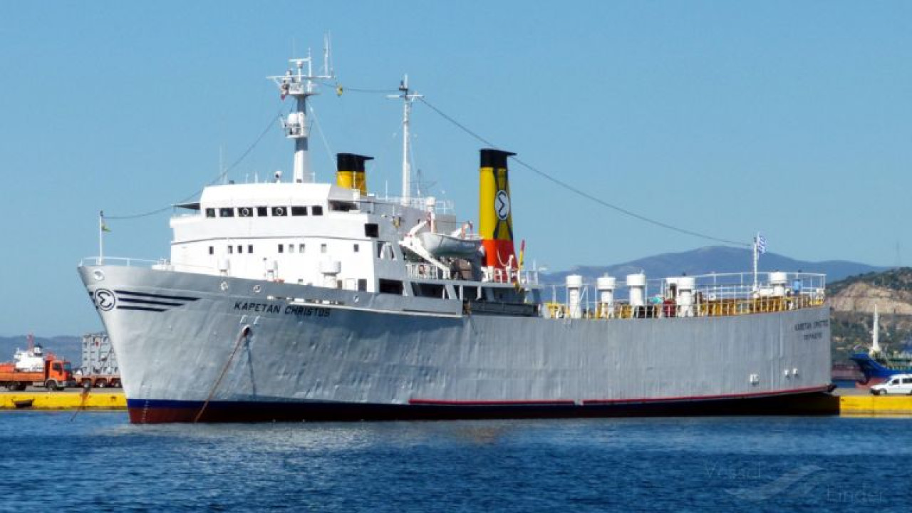 Εισροή υδάτων σε φορτηγό πλοίο νότια της Κέας – Ρυμουλκήθηκε στο λιμάνι του Λαυρίου