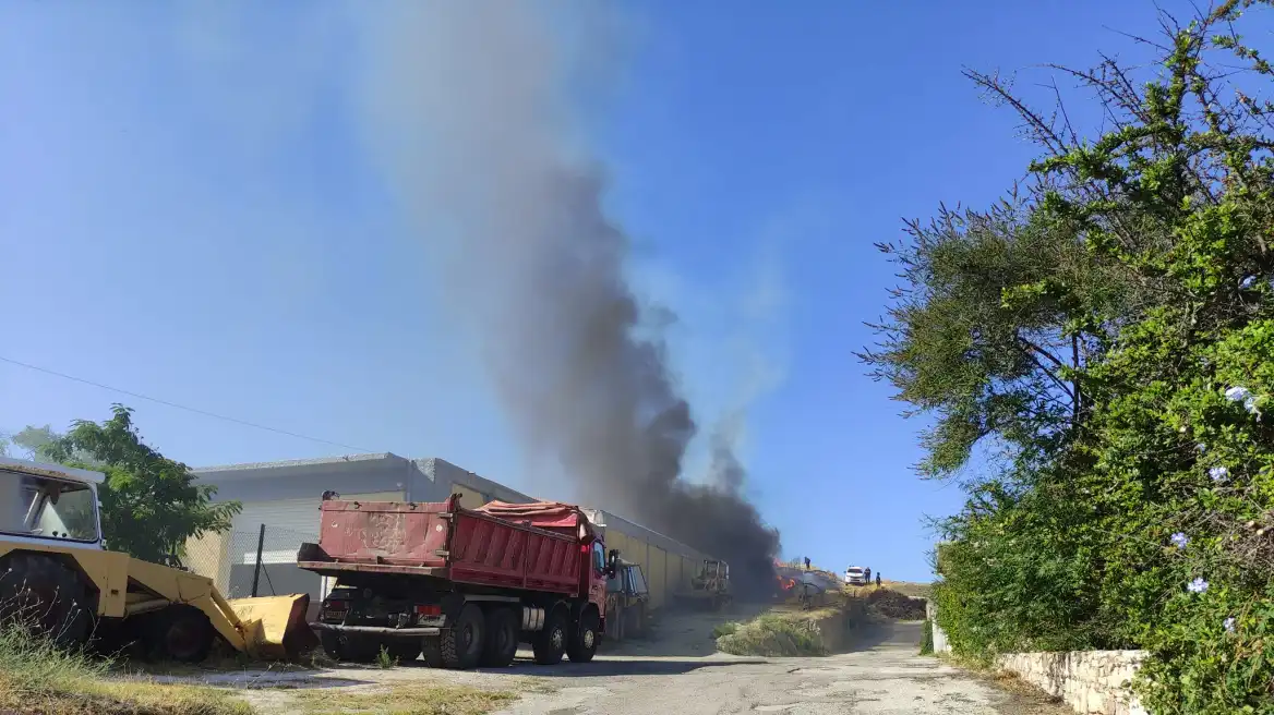 Πυρκαγιά σε οικόπεδο κοντά σε γήπεδο στην Κερατέα (βίντεο)