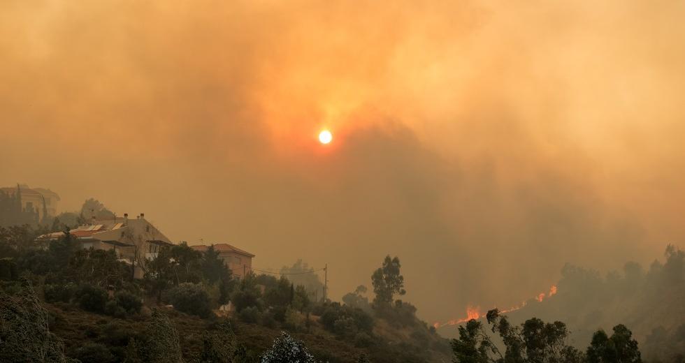 «Θάλαμος αερίων» τα νότια προάστια απο τον καπνό που κατακαίει την Πεντέλη