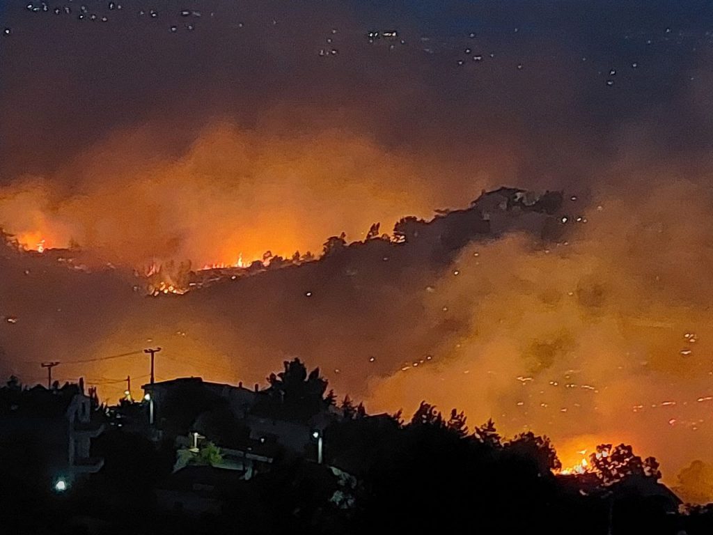 Πεντέλη: Η πυρκαγιά εξαπλώνεται σαν «χταπόδι» δηλώνει ο δήμαρχος Ραφήνας