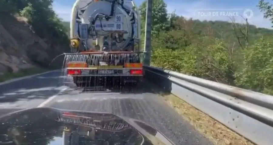 Στο «έλεος» του καύσωνα η Γαλλία – Ρίχνουν νερό στους δρόμους λόγω διεξαγωγής αγώνα ποδηλάτων (βίντεο)