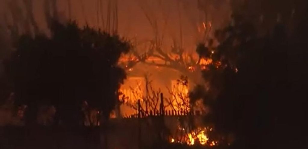 Παλλήνη: Είδε το σπίτι της να καίγεται και λιποθύμησε – «Έχω δύο παιδιά εδώ – Πού να πάω;» (βίντεο)