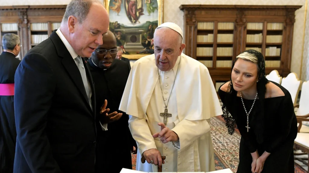 Σκάνδαλο στο Βατικανό: Η Σαρλίν του Μονακό «έσπασε το πρωτόκολλο» – Άφησε γυμνούς τους ώμους της