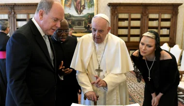 Σκάνδαλο στο Βατικανό: Η Σαρλίν του Μονακό «έσπασε το πρωτόκολλο» – Άφησε γυμνούς τους ώμους της