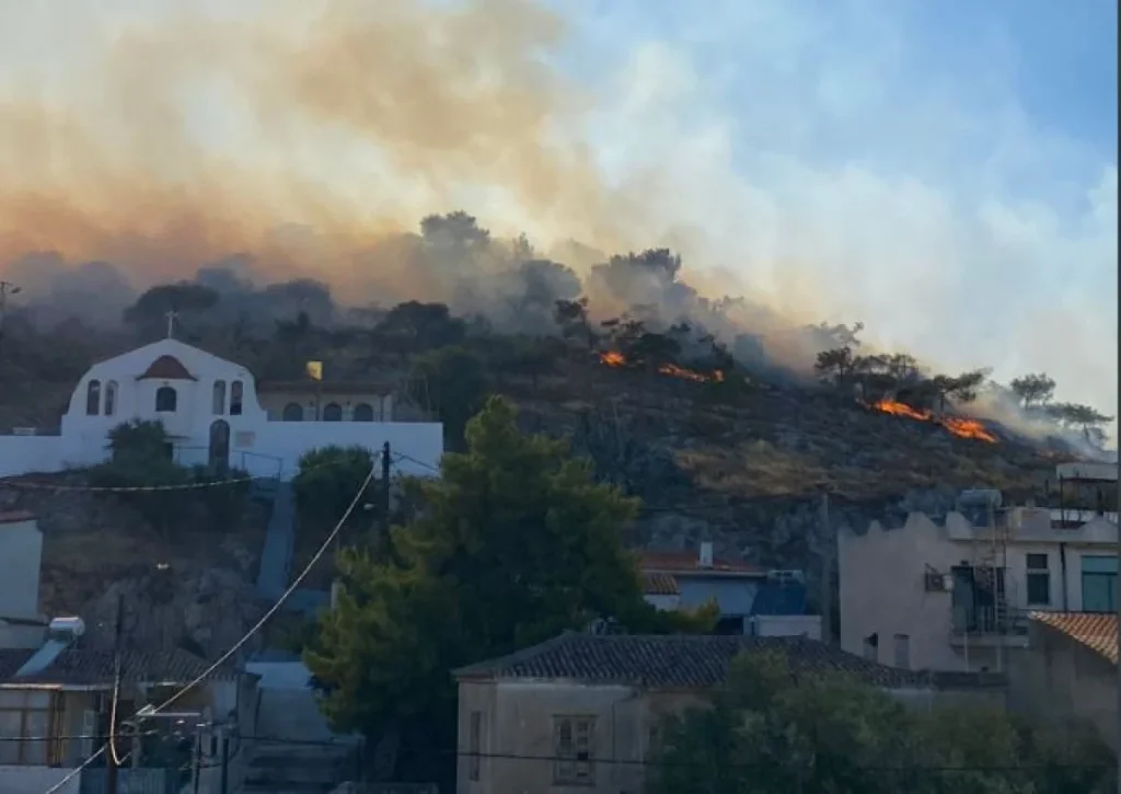 Σε τρία μέτωπα η φωτιά στη Σαλαμίνα – Μήνυμα από το 112 για την απομάκρυνση των κατοίκων – Υπόνοιες για εμπρησμό από τον δήμαρχο (upd-βίντεο)