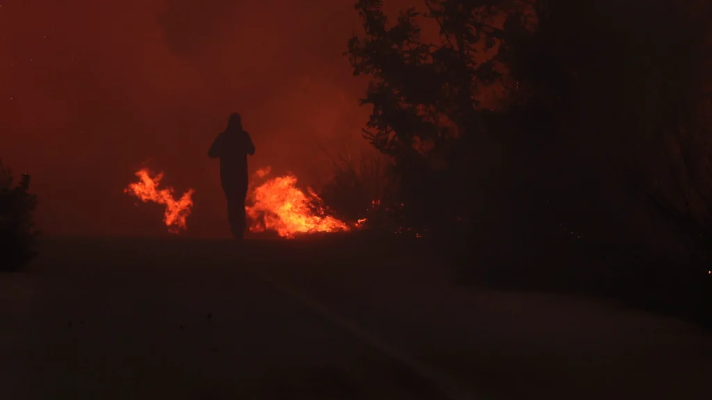 Βίντεο: Η πυρκαγιά στο Ντράφι «καταπίνει» τους πυροσβέστες