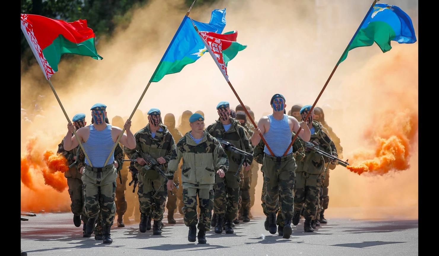 Λευκορωσία: Όταν ο αέρας δεν αφήνει να ολοκληρωθούν οι στρατιωτικές επιδείξεις – Άγνωστη η τύχη του αλεξιπτωτιστή (βίντεο)