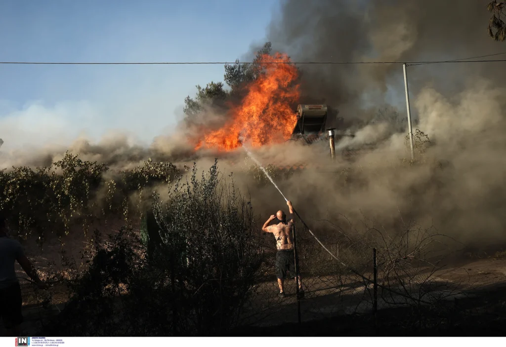 Φωτιά στην Πεντέλη: 86χρονος γαντζώθηκε από τα κάγκελα του σπιτιού του για να μην το εγκαταλείψει (βίντεο)