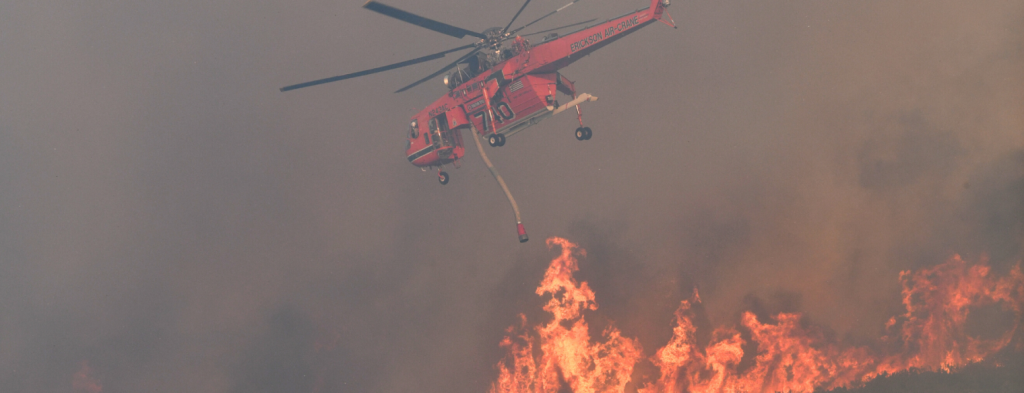 Φωτιά στα Μέγαρα: Αναγκαστική προσγείωση για ελικόπτερο που συμμετείχε στην κατάσβεση