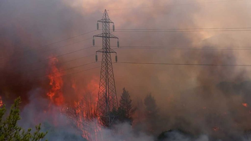 ΔΕΔΔΗΕ: Δείτε σε ποιες περιοχές της Αττικής υπάρχει διακοπή ρεύματος λόγω της φωτιάς