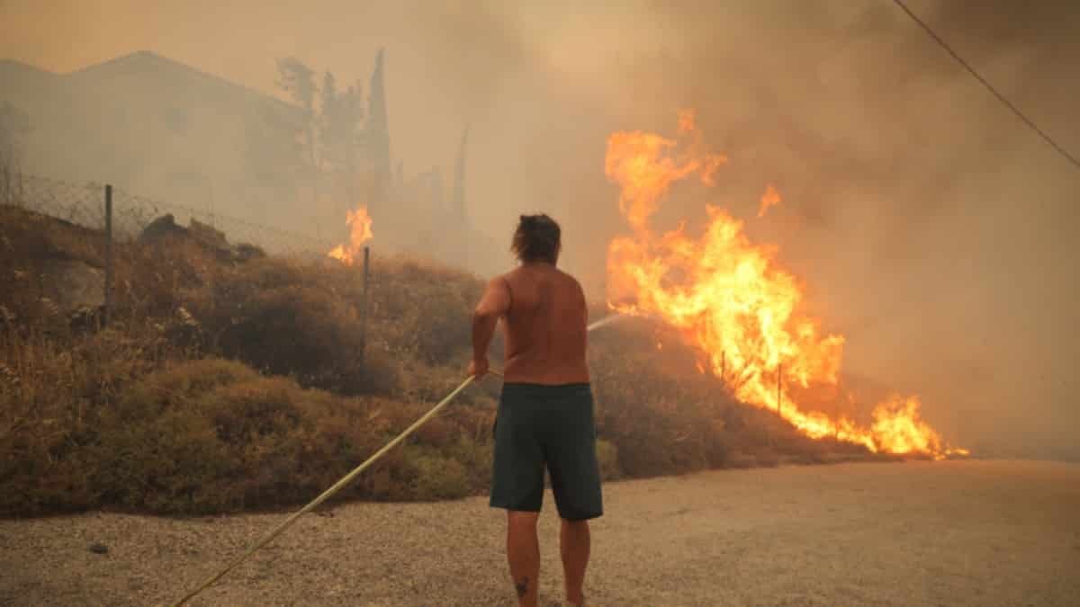 Φωτιά στην Πεντέλη – Μαρτυρία κατοίκου: «Με το ζόρι βγάλαμε την 8 μηνών έγκυο κόρη μου από το σπίτι – Έπαθε σοκ»