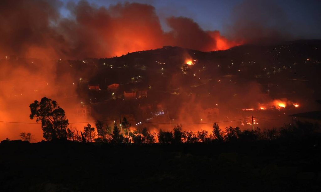 Χάος στην Παλλήνη από το πύρινο ολοκαύτωμα – «Υπάρχει διαρροή φυσικού αερίου και ακούγονται εκρήξεις»