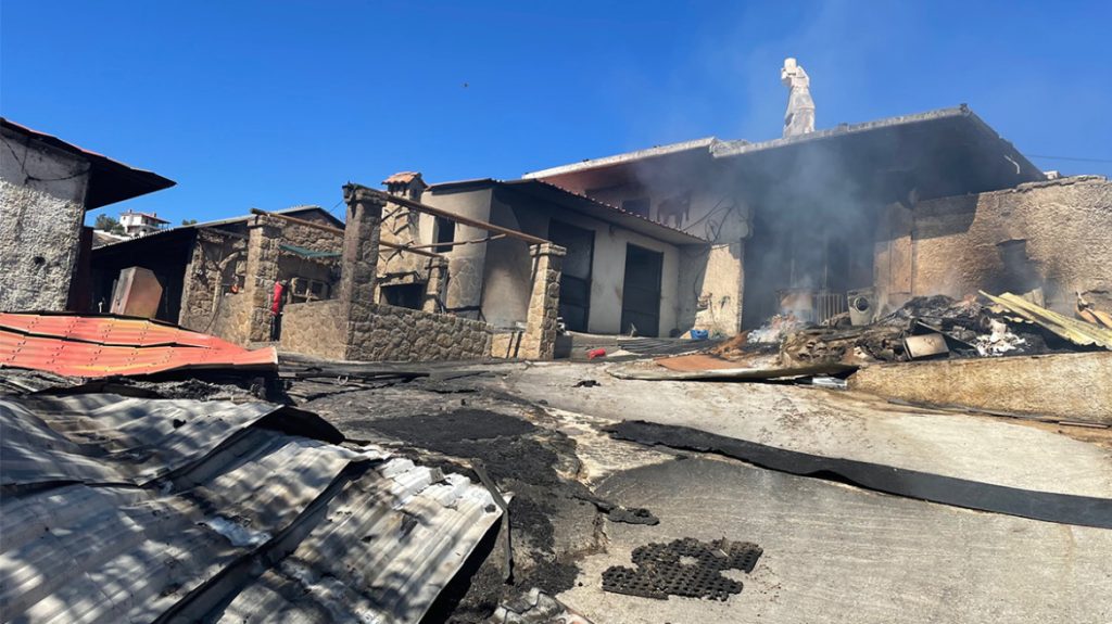 Φωτιά στην Πεντέλη: Ολοκληρωτική καταστροφή για τον ιππικό όμιλο – Διασώθηκαν 30 άλογα