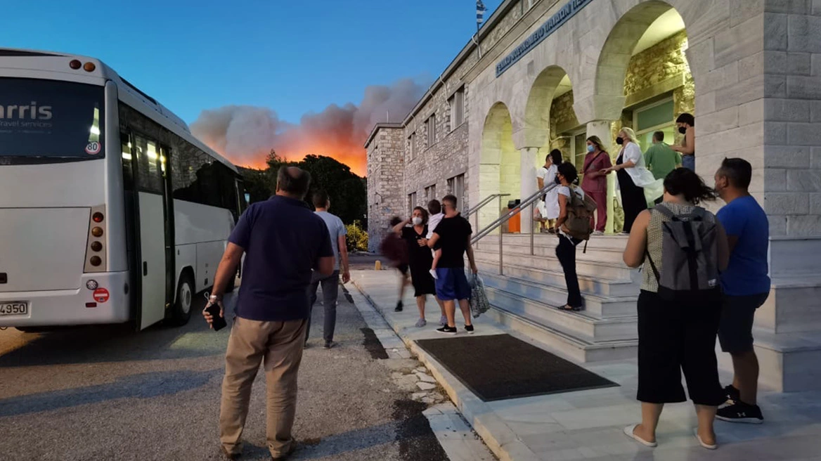 Φωτιά στην Πεντέλη: «Χωρίς εθελοντές και πυροσβέστες θα είχε χαθεί η μάχη στο νοσοκομείο Παίδων»