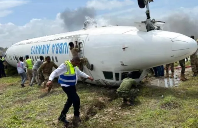 Σομαλία: Αεροπλάνο της Jubba Airways «τυλίχθηκε» στις φλόγες αφότου ανετράπη κατά την προσγείωση