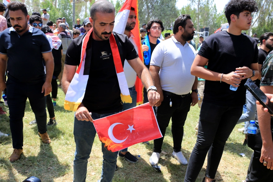  Ιράκ: Εθνικό πένθος αλλά και οργή για πολύνεκρη επίθεση στο Ζάχ – Διαδηλωτές καίνε τουρκικές σημαίες 