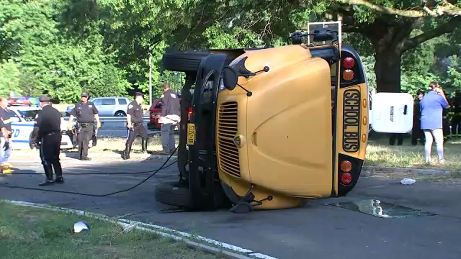 Ανετράπη σχολικό λεωφορείο στη Νέα Υόρκη με 37 επιβαίνοντες – Τρεις τραυματίες (βίντεο)