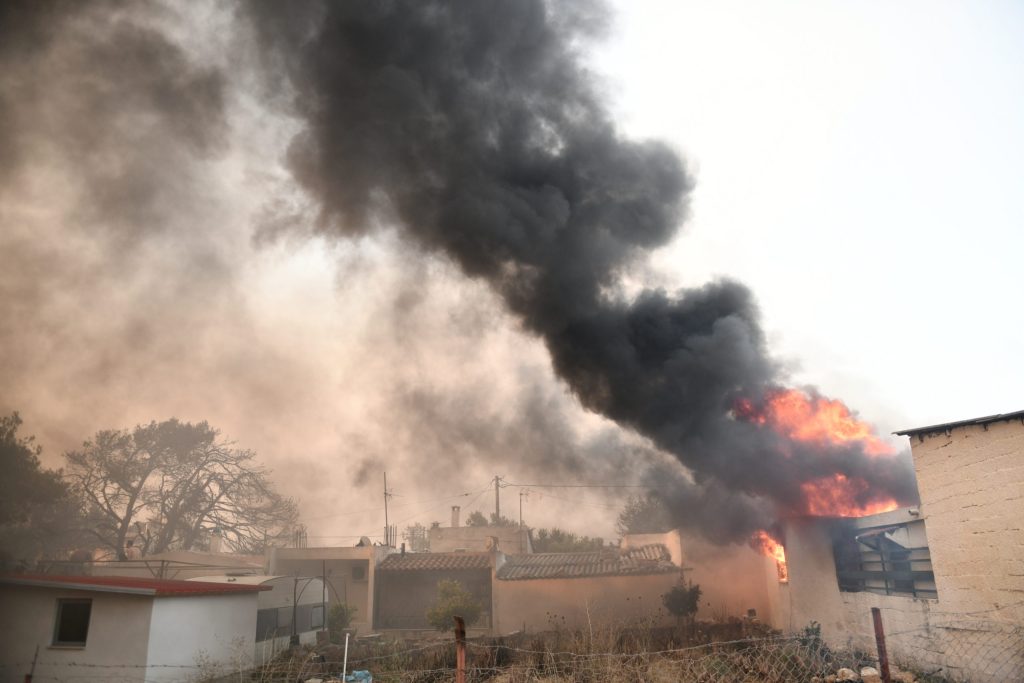Πυρκαγιές στην Αττική: Ανακοινώθηκαν τα μέτρα στήριξης για νοικοκυριά, επιχειρήσεις & αγρότες που επλήγησαν