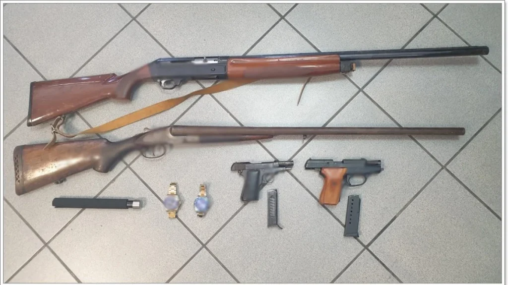 Χαλκίδα: Όπλα και κλοπιμαία βρέθηκαν σε σπίτια διαρρηκτών – Συνελήφθη μια γυναίκα