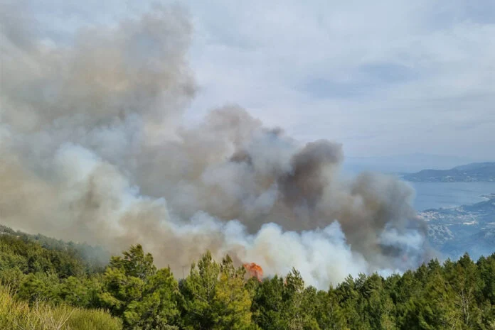 Φωτιά στο Ξυλόκαστρο – Καίει σε δασική έκταση