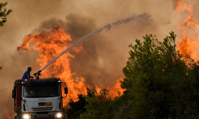 Πυρκαγιές: Πολύ μεγάλος κίνδυνος και σήμερα – Στάχτη πάνω από 20.000 στρέμματα στην Πεντέλη