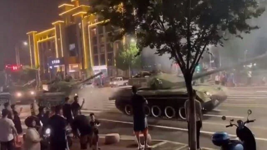 Σκηνικό εμφυλίου στην Κίνα: Άρματα μάχης στους δρόμους για να προστατεύσουν τις τράπεζες από την οργή του λαού (βίντεο)
