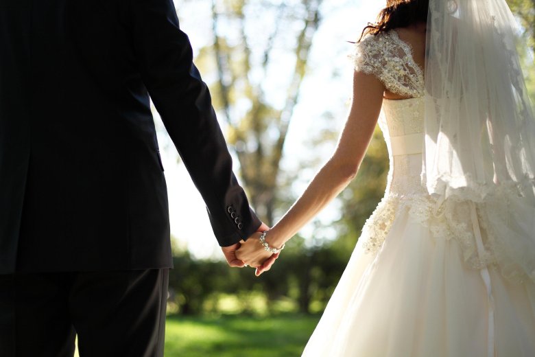 Ασυνήθιστος γάμος στα Χανιά: Νύφη από «άλλη εποχή» εμφανίστηκε με τρίκυκλο στην εκκλησία (βίντεο)