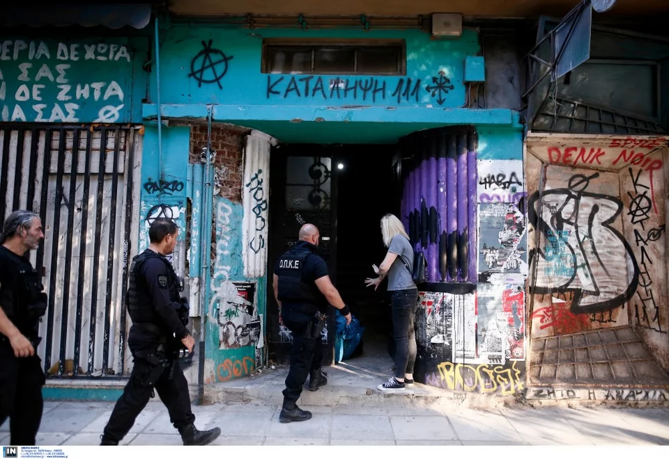 Θεσσαλονίκη: Εκκενώθηκε η «Κατάληψη 111» στην Εγνατία – Βρέθηκαν κράνη και στειλιάρια (φώτο)