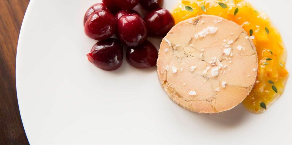 Οι κτηνώδεις πρακτικές για να φιαχτεί το φουα γκρα (βίντεο)