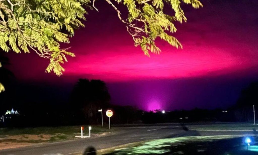 Αυστραλία: Ο ουρανός βάφτηκε ροζ – Η απλή εξήγηση