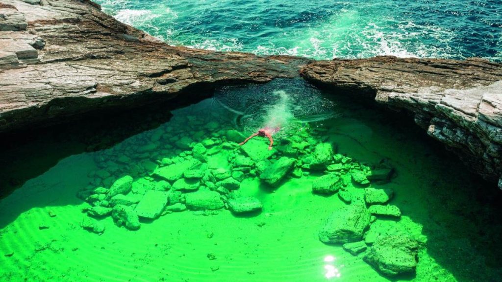Θάσος: Η πανέμορφη φυσική πισίνα με τα διάφανα σμαραγδένια νερά που θα σας «μαγέψει»