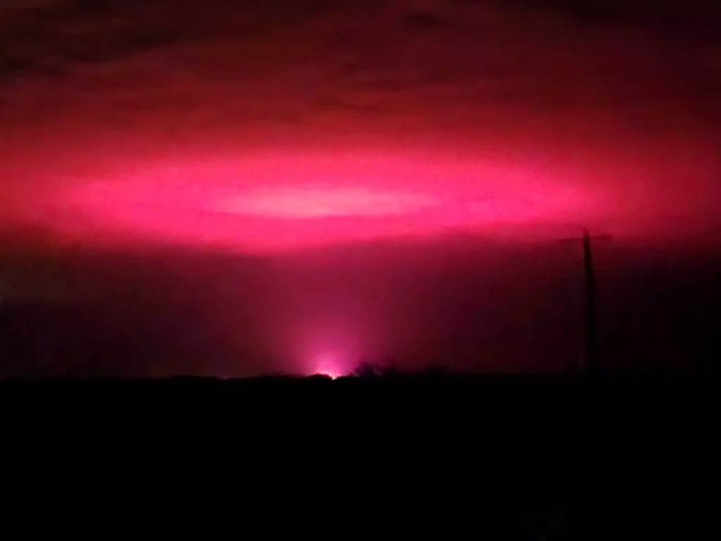 Κι όμως δεν ήταν εξωγήινοι: Το απόκοσμο ροζ φως στον ουρανό μικρής πόλης στην Αυστραλία