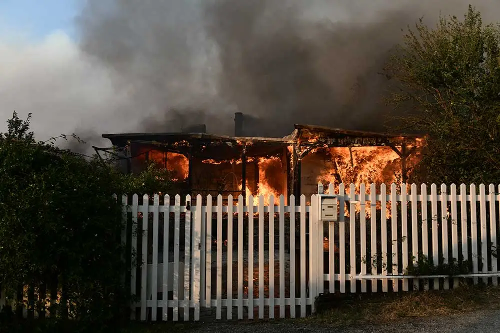 Αττική: Αυτοψίες σε σπίτια που επλήγησαν από τις φωτιές – 39 σπίτια έχουν κριθεί ακατάλληλα